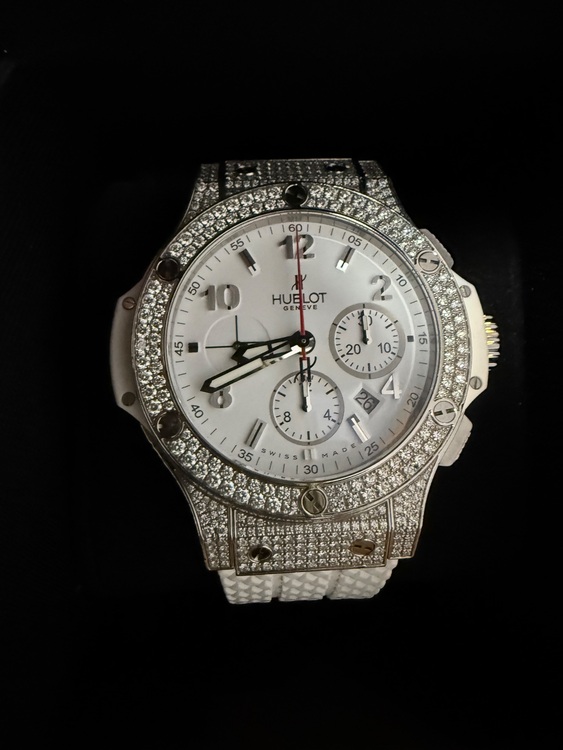 ビッグ・バン スチール ホワイト パヴェ（高級時計）の商品画像 - 査定依頼日：2025年11月5日 - 最高査定価格：1,350,000円
