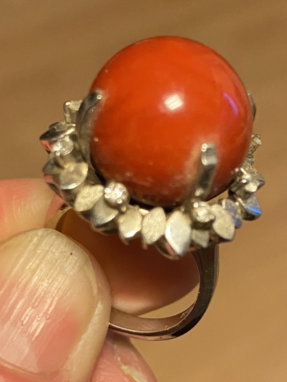 血赤珊瑚リング、デザインは井伏鱒二の息子作家物、玉は15㍉（宝石）の商品画像 - 査定依頼日：2022年4月20日 - 最高査定価格：50,000円