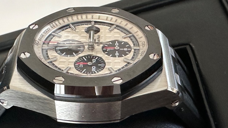 オーデマピゲ ロイヤルオークオフショア 26400S（高級時計）の商品画像 - 査定依頼日：2025年9月5日 - 最高査定価格：3,000,000円