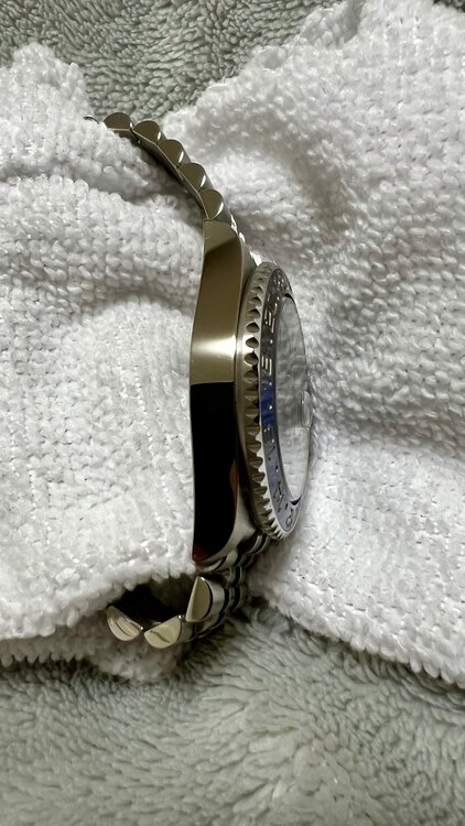 ロレックス GMTマスター 126710BLNR（高級時計）の商品画像 - 査定依頼日：2025年1月18日 - 最高査定価格：2,400,000円