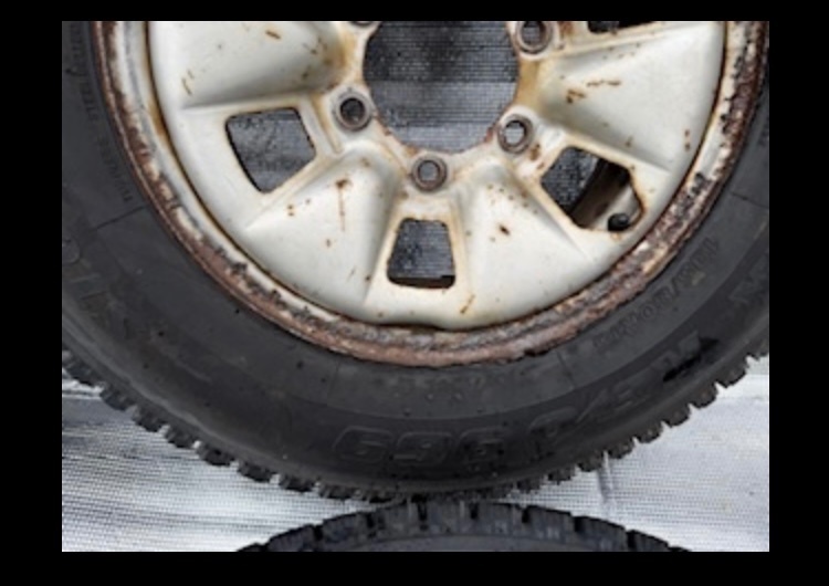 タイヤ（カー用品）の商品画像 - 査定依頼日：2026年2月18日 - 最高査定価格：3,000円