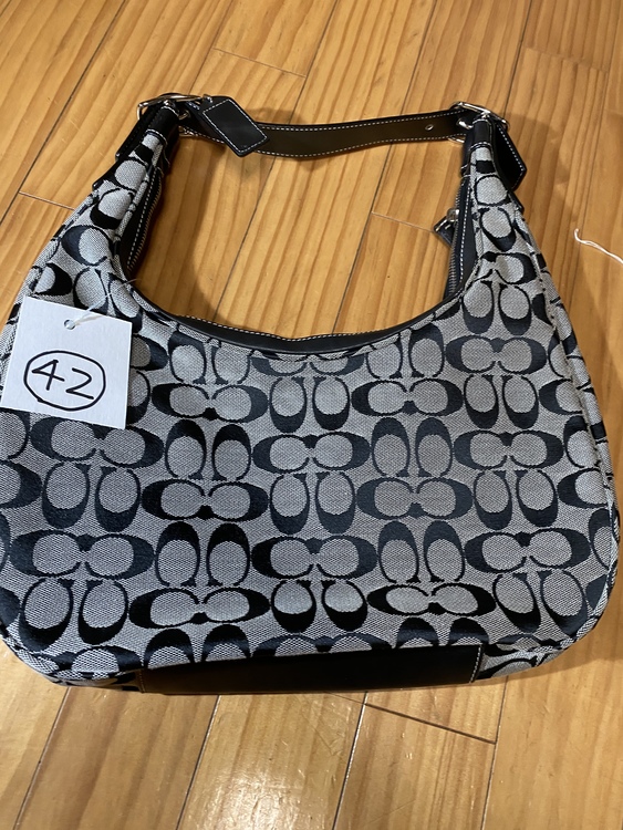 コーチ　バッグ　42番（ブランドバッグ）の商品画像 - 査定依頼日：2020年8月12日 - 最高査定価格：500円