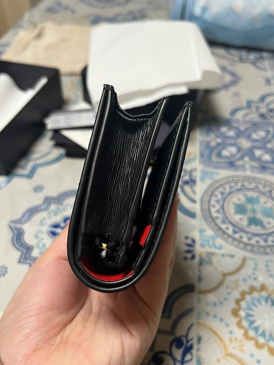 プラダ　財布（ブランド財布・小物）の商品画像 - 査定依頼日：2025年1月28日 - 最高査定価格：30,000円