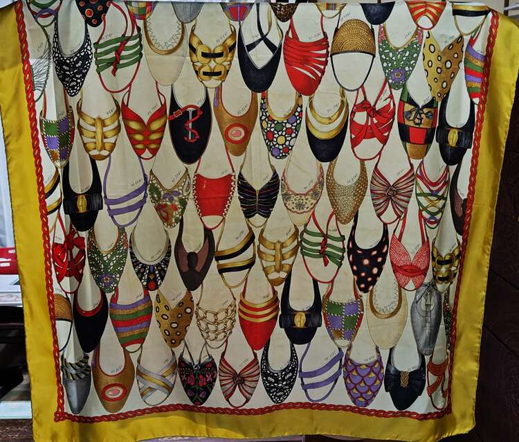 サルバトーレ•フェラガモ　大判スカーフ（古着・ファッション）の商品画像 - 査定依頼日：2025年5月22日 - 最高査定価格：1,800円