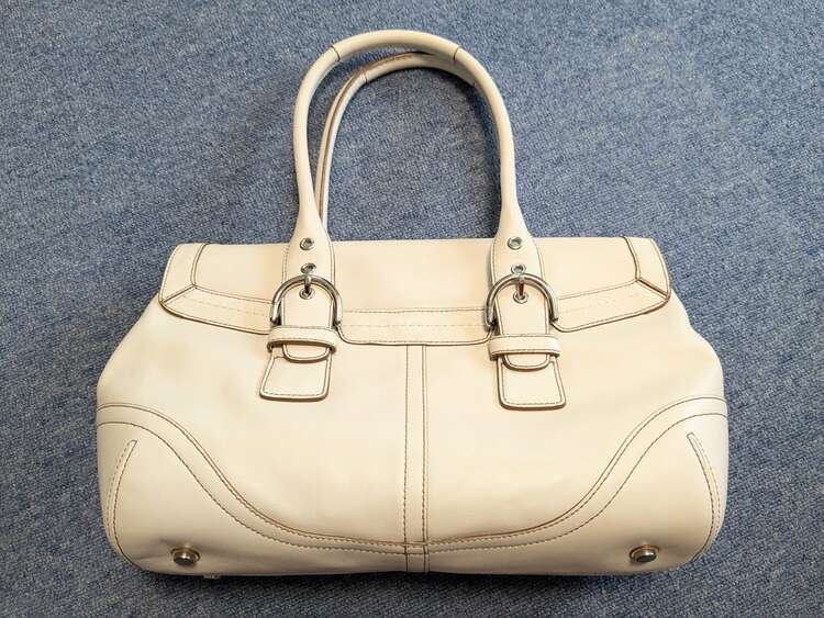 白コーチ9636（ブランドバッグ）の商品画像 - 査定依頼日：2025年2月13日 - 最高査定価格：4,000円