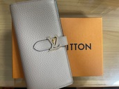 財布（ブランド財布・小物）の商品画像 - 査定依頼日：2025年9月30日 - 最高査定価格：20,000円