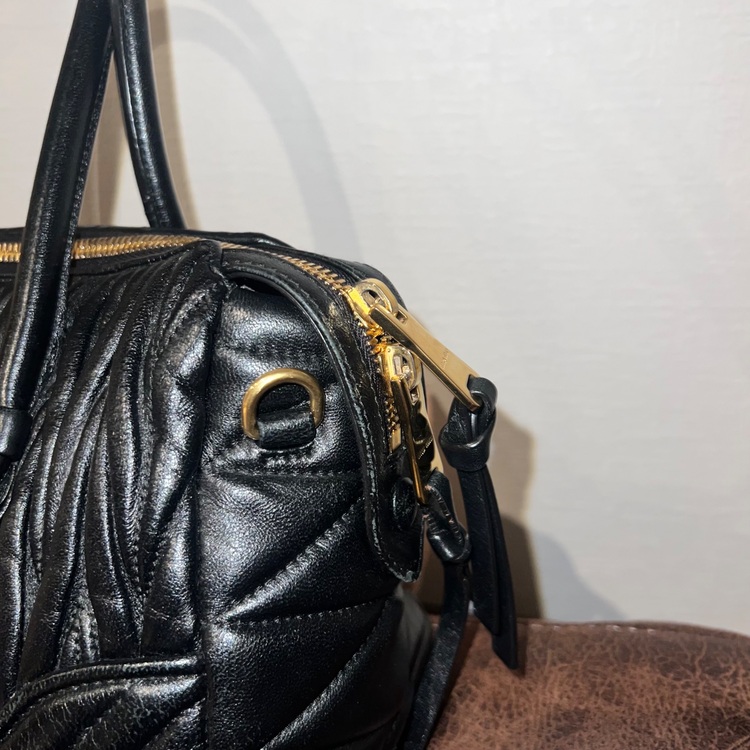 ミュウミュウ  （ブランドバッグ）の商品画像 - 査定依頼日：2025年6月28日 - 最高査定価格：100,000円