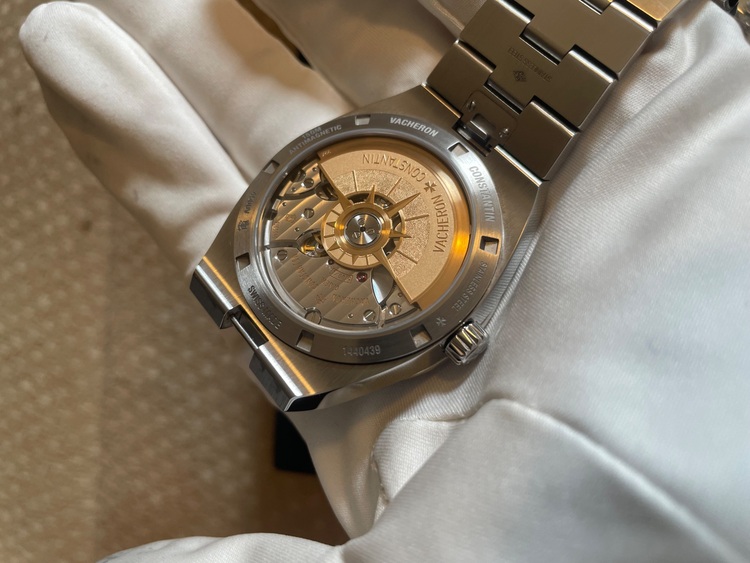 ヴァシュロン コンスタンタン オーヴァーシーズ 4500V/110A-b12（高級時計）の商品画像 - 査定依頼日：2025年9月19日 - 最高査定価格：3,350,000円