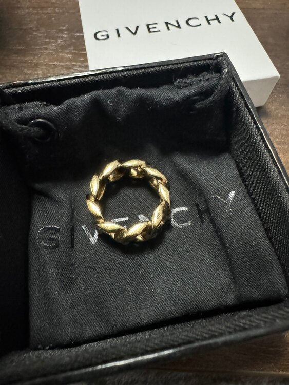 ジバンシィ  （ブランドバッグ）の商品画像 - 査定依頼日：2025年1月5日 - 最高査定価格：30,000円