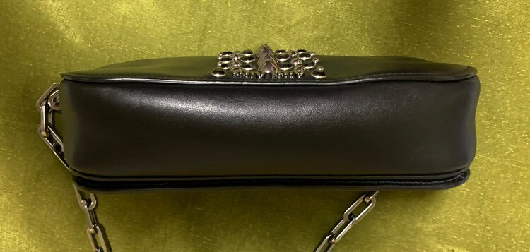 MIUMIU スタッズ ショルダーバッグ（ブランドバッグ）の商品画像 - 査定依頼日：2025年4月16日 - 最高査定価格：20,000円