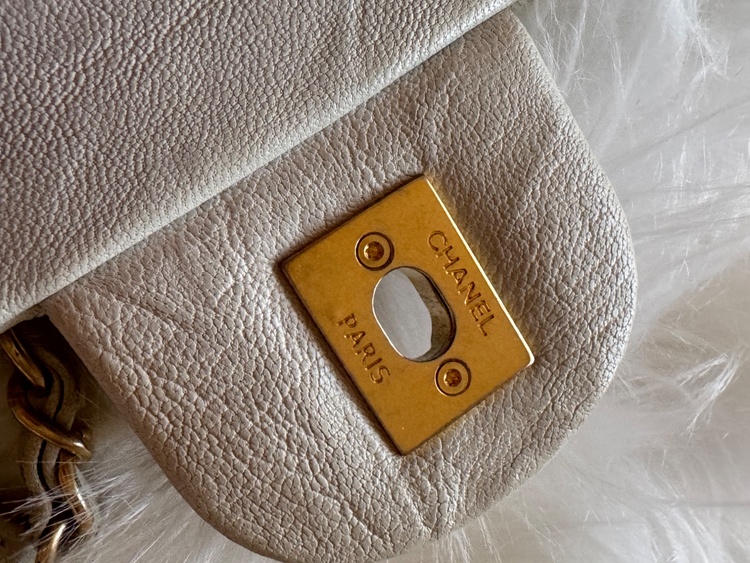 CHANEL シェブロンステッチ　白 21番台（ブランドバッグ）の商品画像 - 査定依頼日：2026年10月7日 - 最高査定価格：1,600,000円