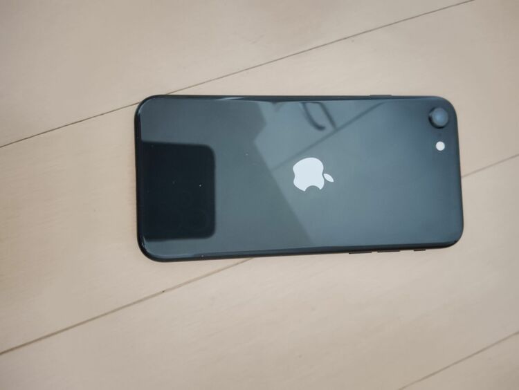 iphonse3世代（スマホ）の商品画像 - 査定依頼日：2025年6月13日 - 最高査定価格：27,000円