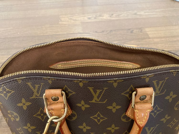 Ｍ53151（ブランドバッグ）の商品画像 - 査定依頼日：2022年10月18日 - 最高査定価格：50,000円