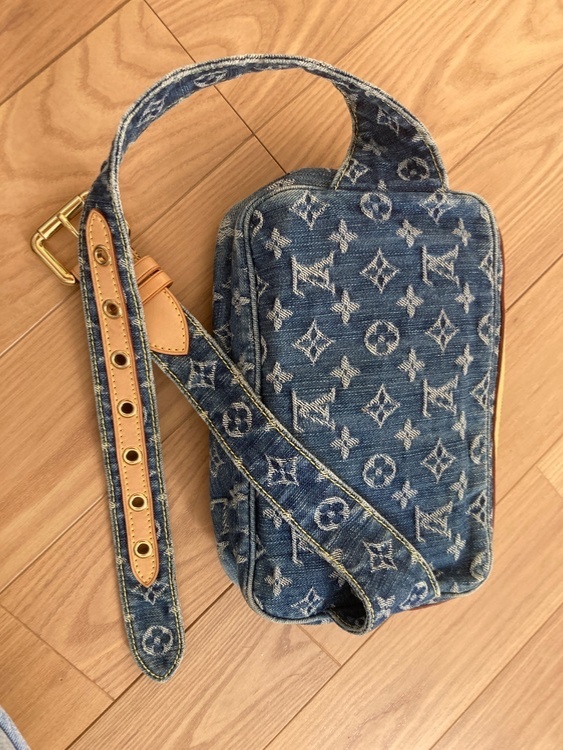 ウエスト ポーチ ボディ バッグ ブルー M95347（ブランドバッグ）の商品画像 - 査定依頼日：2026年3月25日 - 最高査定価格：280,000円