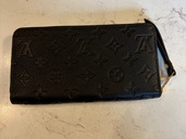 ルイヴィトン モノグラム エンボス ジッピーウォレット（ブランド財布・小物）の商品画像 - 査定依頼日：2026年9月28日 - 最高査定価格：43,000円