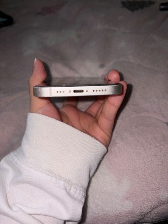 iPhone 13 256GB docomo（スマホ）の商品画像 - 査定依頼日：2026年5月1日 - 最高査定価格：22,000円