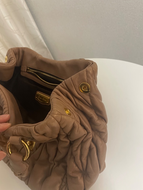 ミュウミュウ  （ブランドバッグ）の商品画像 - 査定依頼日：2025年12月26日 - 最高査定価格：60,000円