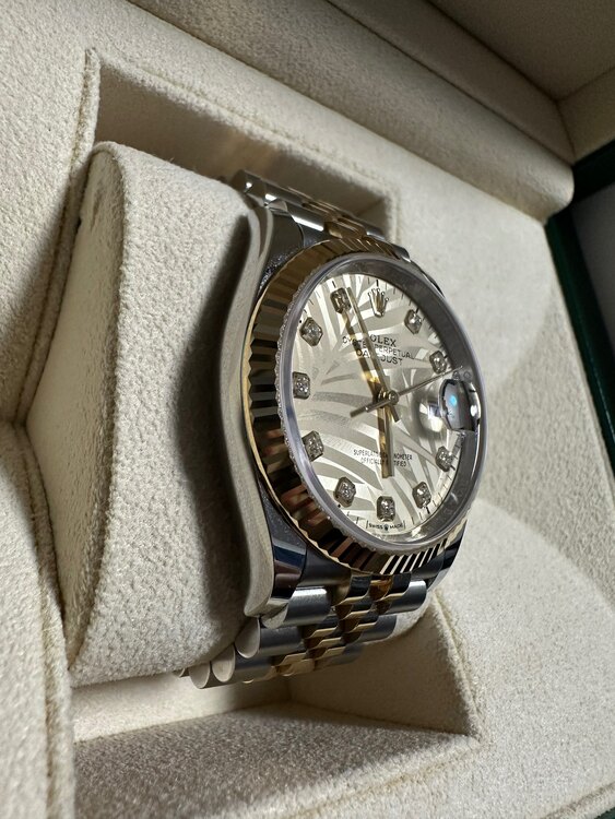 ロレックス デイトジャスト 126233g（高級時計）の商品画像 - 査定依頼日：2025年1月27日 - 最高査定価格：2,050,000円