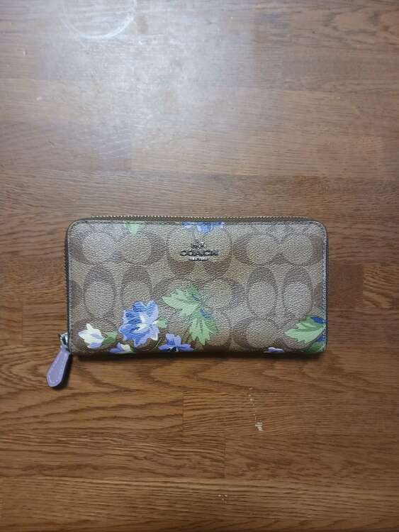 COACH財布紫色の百合（ブランド財布・小物）の商品画像 - 査定依頼日：2025年2月11日 - 最高査定価格：1,000円