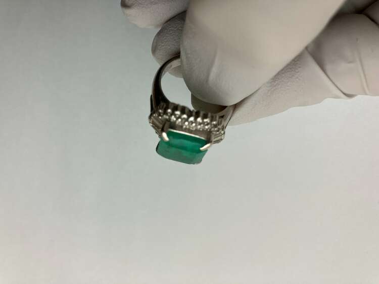 エメラルドの指輪（宝石）の商品画像 - 査定依頼日：2024年2月23日 - 最高査定価格：300,000円