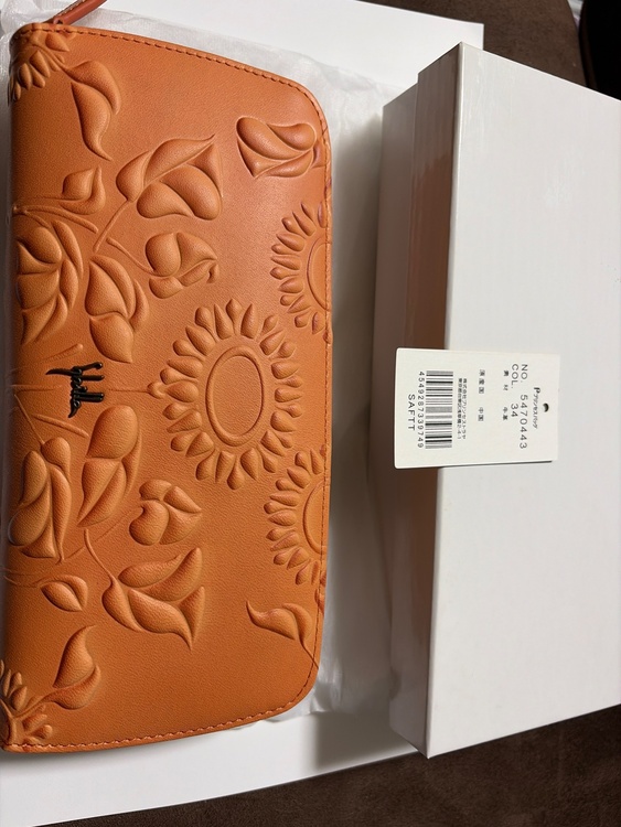 長財布(未使用)オレンジ色ヒマワリ柄（ブランド財布・小物）の商品画像 - 査定依頼日：2026年7月29日 - 最高査定価格：3,500円