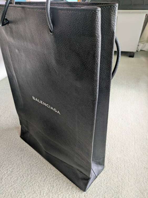 バレンシアガ  （ブランドバッグ）の商品画像 - 査定依頼日：2024年12月29日 - 最高査定価格：24,000円