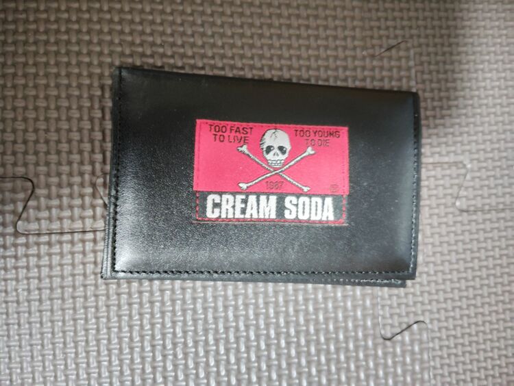 クリームソーダ財布とパーカー（古着・ファッション）の商品画像 - 査定依頼日：2025年11月20日 - 最高査定価格：3,000円
