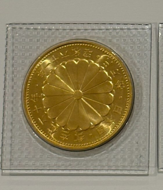 天皇陛下御在位60年記念 10万円金貨（金・貴金属）の商品画像 - 査定依頼日：2025年5月26日 - 最高査定価格：304,819円
