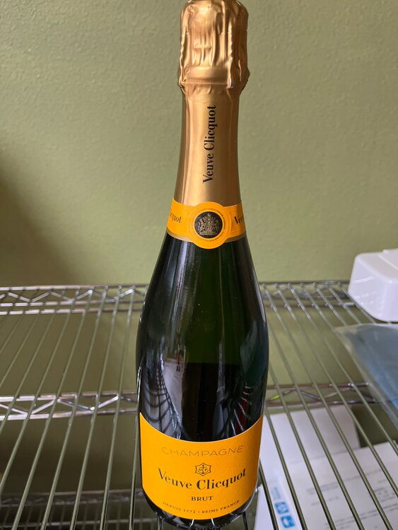 シャンパン ヴーヴ・クリコ （お酒）の商品画像 - 査定依頼日：2025年1月27日 - 最高査定価格：13,500円