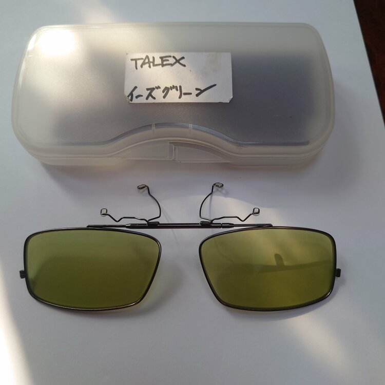 クリップオンサングラスとオーバーサングラス（釣具）の商品画像 - 査定依頼日：2026年3月30日 - 最高査定価格：2,000円