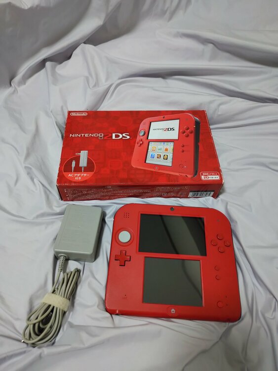 任天堂2DS レッド（ゲーム機本体・ゲームソフト）の商品画像 - 査定依頼日：2026年3月8日 - 最高査定価格：5,000円