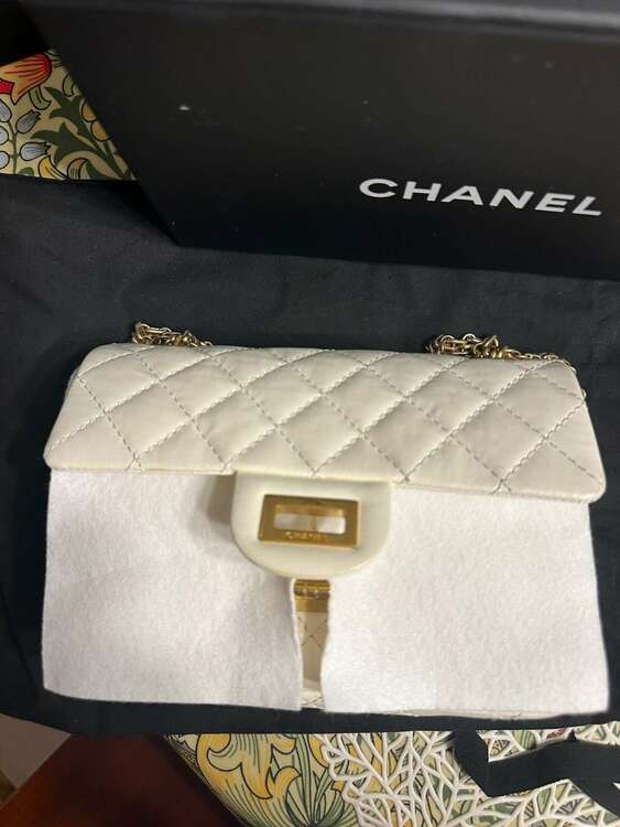 シャネルショルダーバッグ　マトラッセ　白　2.55（ブランドバッグ）の商品画像 - 査定依頼日：2025年4月24日 - 最高査定価格：400,000円