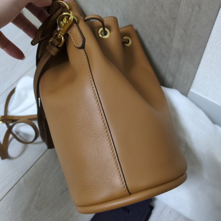 PRADA プラダ Re-Edition 1978 バケットバッグ レザー（ブランドバッグ）の商品画像 - 査定依頼日：2026年2月18日 - 最高査定価格：180,000円