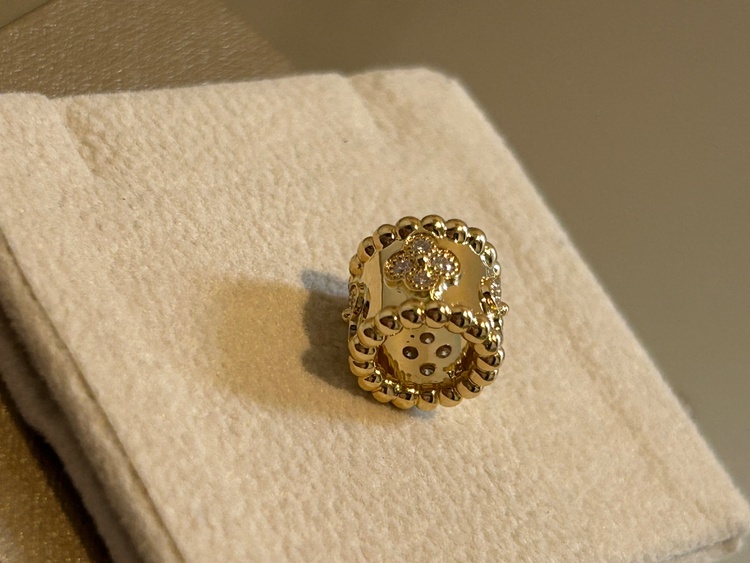 ヴァンクリーフ&アーペル　ペルレ　クローバーペンダント　　（金・貴金属）の商品画像 - 査定依頼日：2025年12月5日 - 最高査定価格：350,000円