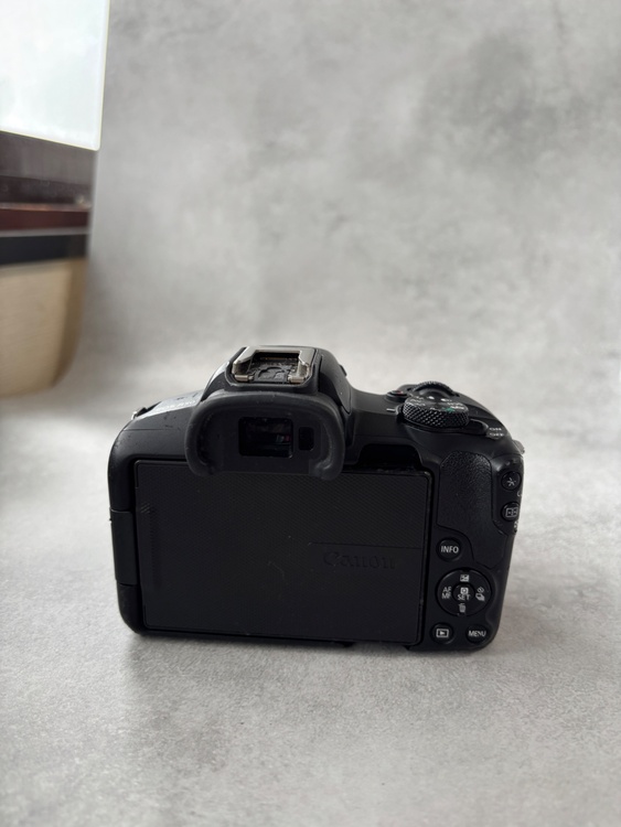 EOS R50（カメラ）の商品画像 - 査定依頼日：2026年2月7日 - 最高査定価格：35,000円