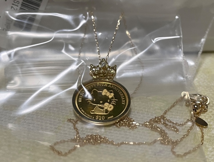 ハローキティ50thアニバーサリー金貨　宝飾純金コインペンダント　（金・貴金属）の商品画像 - 査定依頼日：2025年9月11日 - 最高査定価格：36,000円