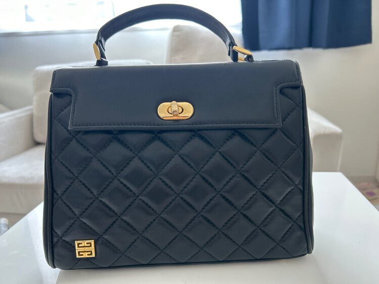 ジバンシィ  （ブランドバッグ）の商品画像 - 査定依頼日：2025年5月28日 - 最高査定価格：7,000円