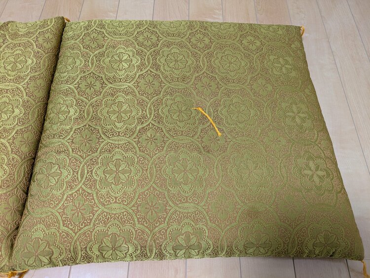 座布団（家具・寝具）の商品画像 - 査定依頼日：2026年1月1日 - 最高査定価格：3,000円