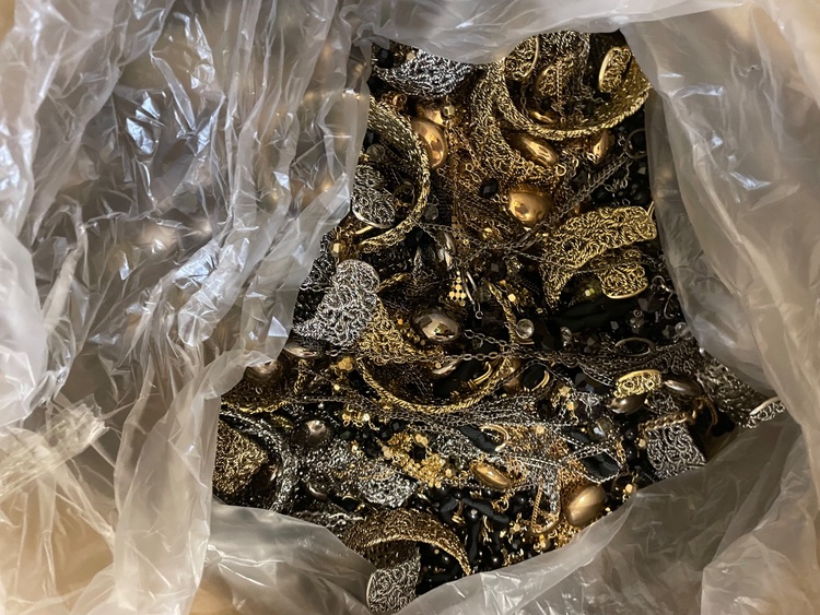 メッキアクセサリー　90キロ（金・貴金属）の商品画像 - 査定依頼日：2025年7月21日 - 最高査定価格：25,000円