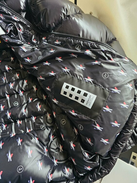 モンクレール ジーニアス MONCLER GENIUS MAKINNON FRA（古着・ファッション）の商品画像 - 査定依頼日：2026年2月11日 - 最高査定価格：100,000円