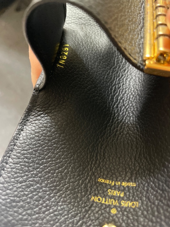 【美品】ルイヴィトン アンプラント キーケース ブラック 正規品 ゴールド金具（ブランド財布・小物）の商品画像 - 査定依頼日：2026年2月16日 - 最高査定価格：100,000円