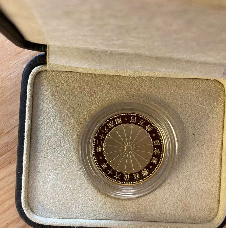 天皇陛下御在位６０年記念貨幣　６２年銘プルーフ金貨（金・貴金属）の商品画像 - 査定依頼日：2025年1月15日 - 最高査定価格：270,000円