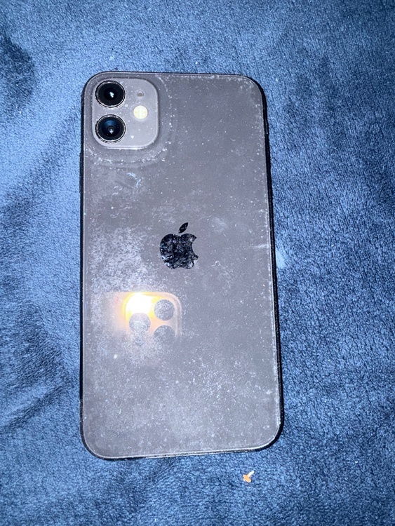 iPhone11 64GB au（スマホ）の商品画像 - 査定依頼日：2025年12月21日 - 最高査定価格：100,000円