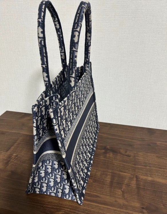 DIOR BOOK TOTE MEDIUM（ブランドバッグ）の商品画像 - 査定依頼日：2026年4月15日 - 最高査定価格：190,000円