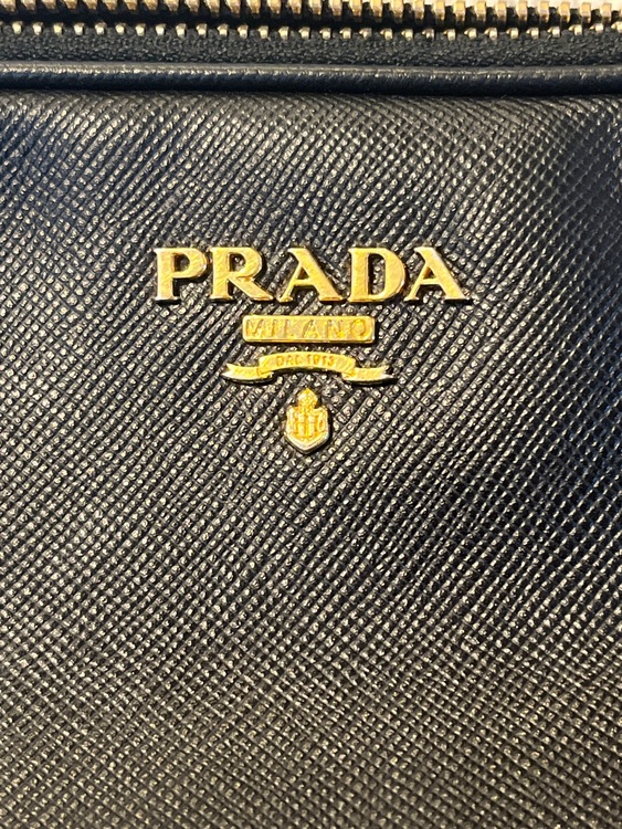 プラダダブルジップスクエアショルダーバッグ（ブランドバッグ）の商品画像 - 査定依頼日：2025年8月26日 - 最高査定価格：80,000円
