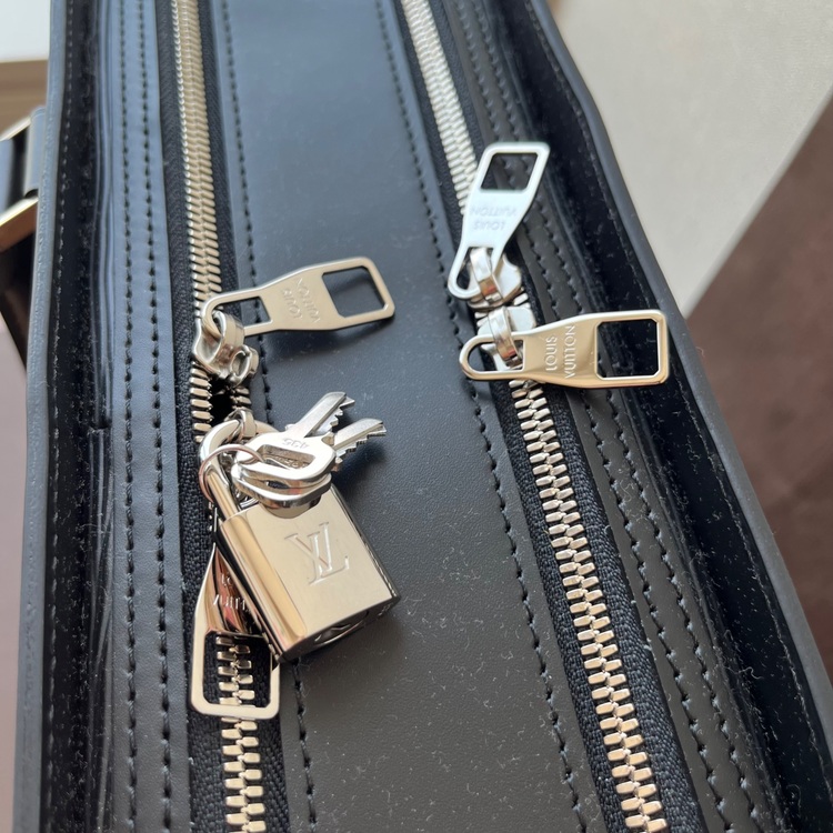 ルイヴィトン タイガ （ブランドバッグ）の商品画像 - 査定依頼日：2025年7月9日 - 最高査定価格：70,000円