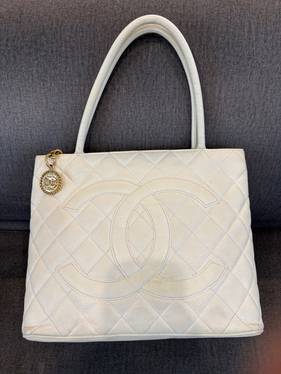 CHANEL 復刻トート ホワイト ゴールドファスナー（ブランドバッグ）の商品画像 - 査定依頼日：2026年6月16日 - 最高査定価格：140,000円