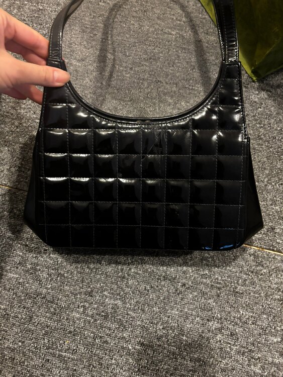 チョコバーパテントレザーショルダーバッグ（ブランドバッグ）の商品画像 - 査定依頼日：2025年5月8日 - 最高査定価格：80,000円