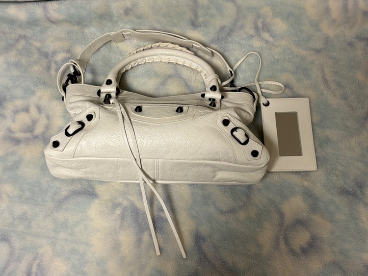 ホワイト の ウィメンズ LE CITY FIRST バッグ  カラー　ホワイト（ブランドバッグ）の商品画像 - 査定依頼日：2026年2月7日 - 最高査定価格：115,000円