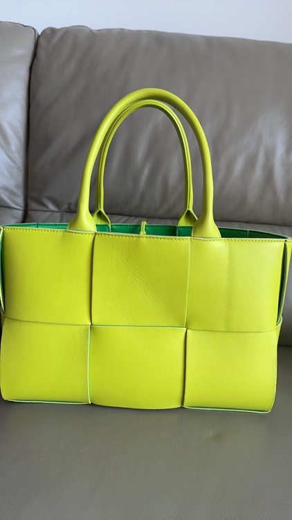 カセットトート（ブランドバッグ）の商品画像 - 査定依頼日：2025年12月22日 - 最高査定価格：128,000円